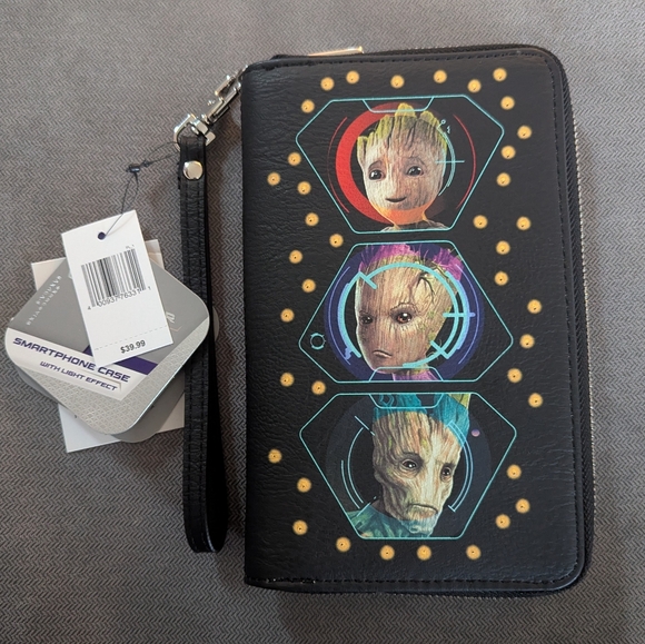 Disney Parks Guardians Of The Galaxy I Am Groot Light Up Wristlet Phone Case NWT - Picture 1 of 8